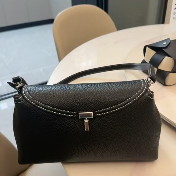 T-Lock grained-leather clutch - Picture 4 of 6